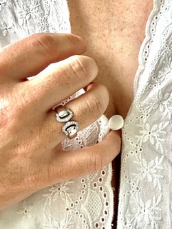 Bague CARTIER Double C en or gris et diamants - Castafiore