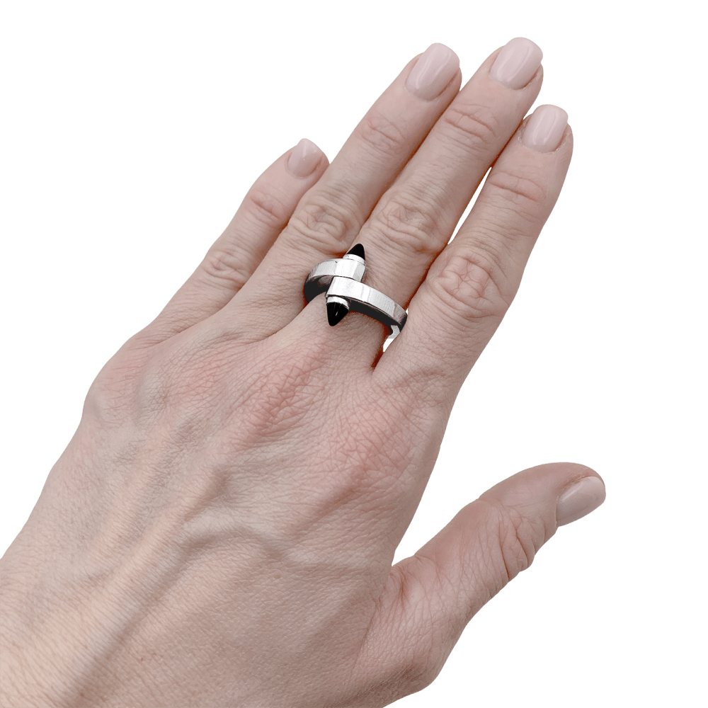 Bague CARTIER "Menottes" en or blanc et onyx - Castafiore