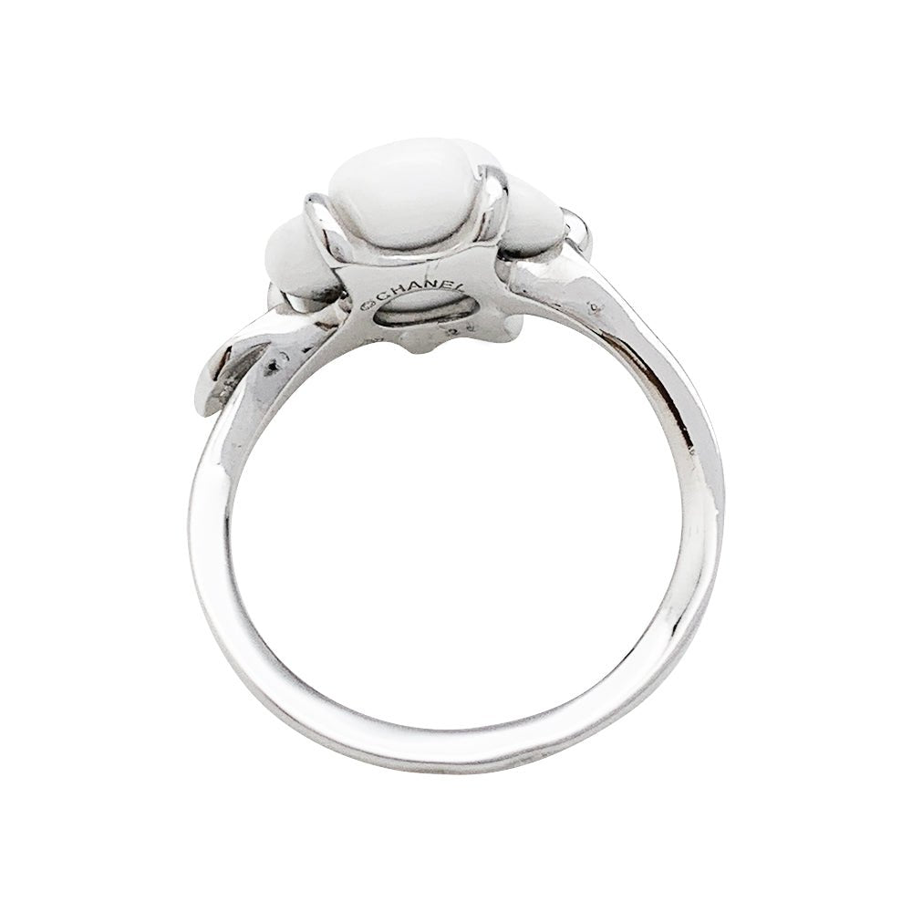 Bague CHANEL "Camélia" en or blanc, agate blanche et diamants - Castafiore