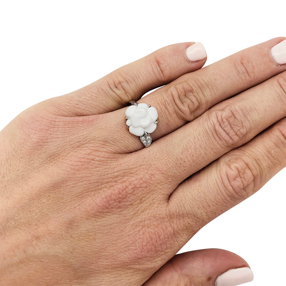 Bague CHANEL "Camélia" en or blanc, agate blanche et diamants - Castafiore