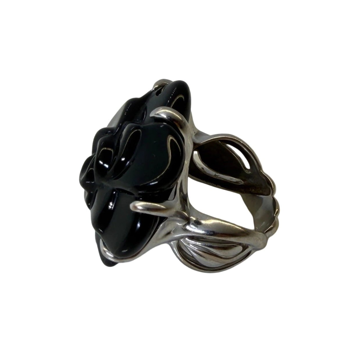 Bague CHANEL "Camélia" en or blanc et onyx - Castafiore