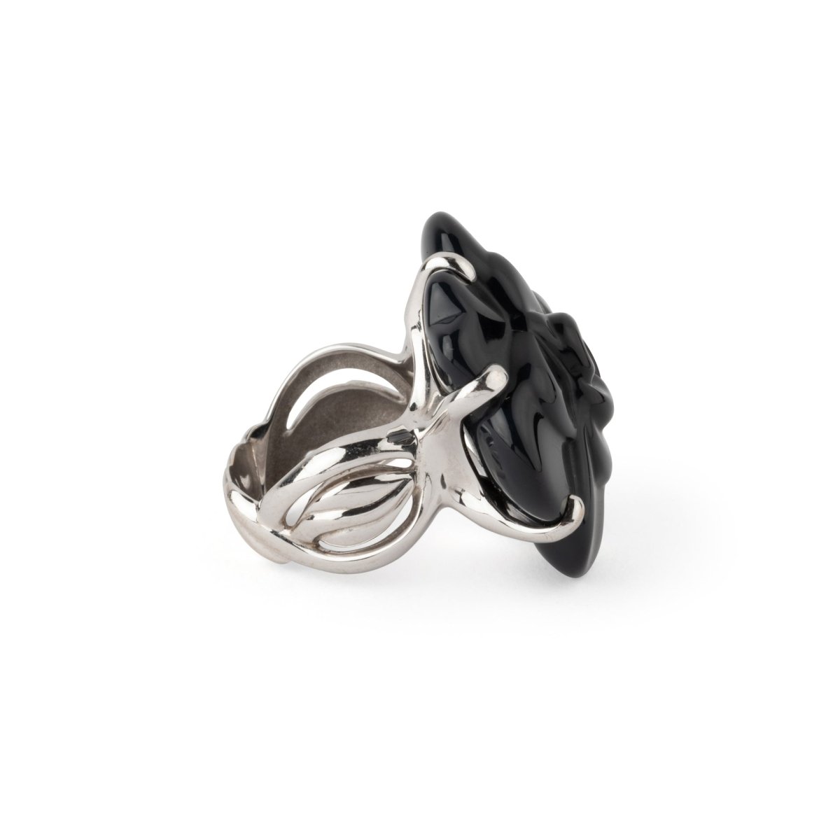 CHANEL “Camélia” ring in white gold and onyx – Castafiore