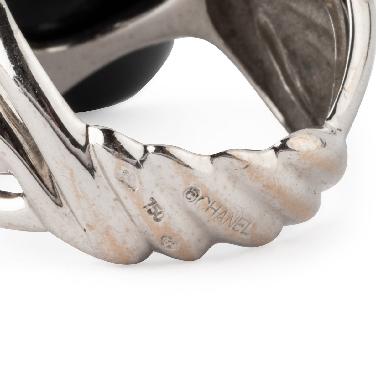 Bague CHANEL "Camélia" en or blanc et onyx - Castafiore