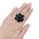 Bague CHANEL "Camélia" en or blanc et onyx - Castafiore