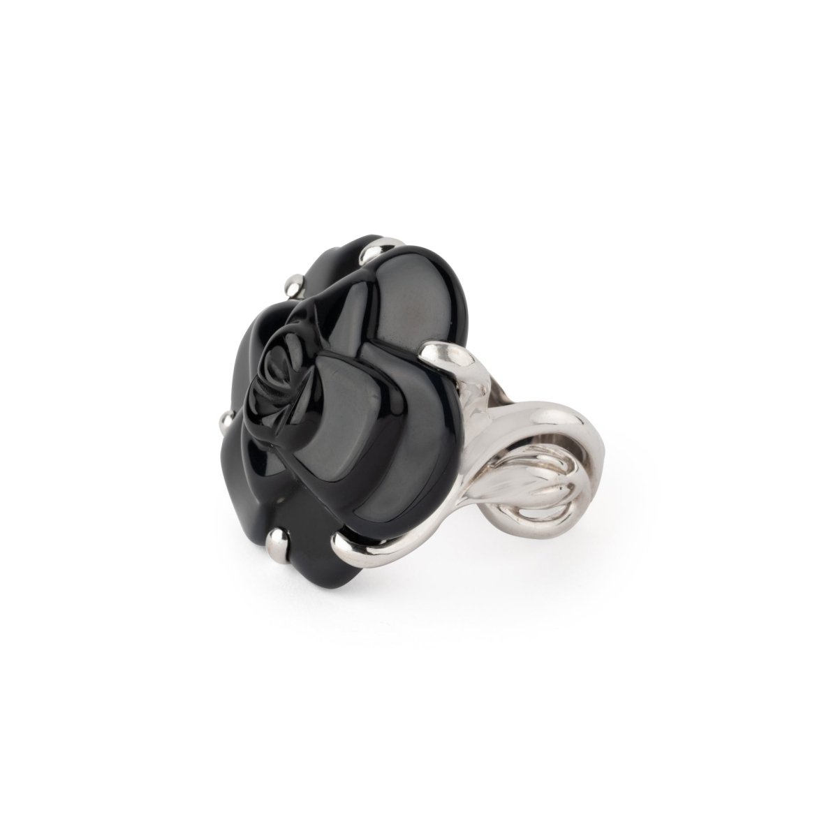 CHANELカメリア CHANEL “Camélia” ring in white gold and onyx – Castafiore