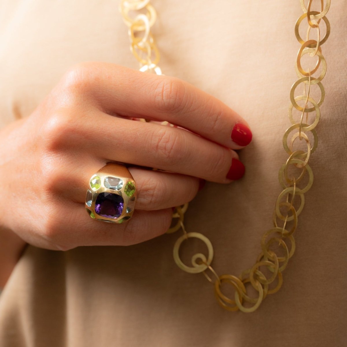 Bague CHANEL "Coco" en or jaune, améthyste, aigues - marines et péridots - Castafiore