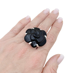 Bague CHANEL, modèle "Camélia", en or blanc et onyx - Castafiore