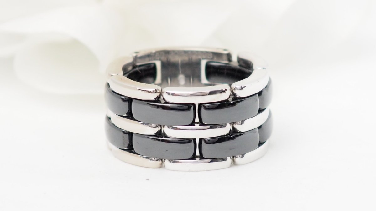 Bague CHANEL Ultra souple en or blanc et céramique noire - Castafiore