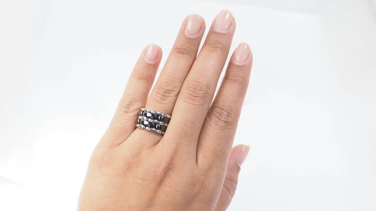 Bague CHANEL Ultra souple en or blanc et céramique noire - Castafiore