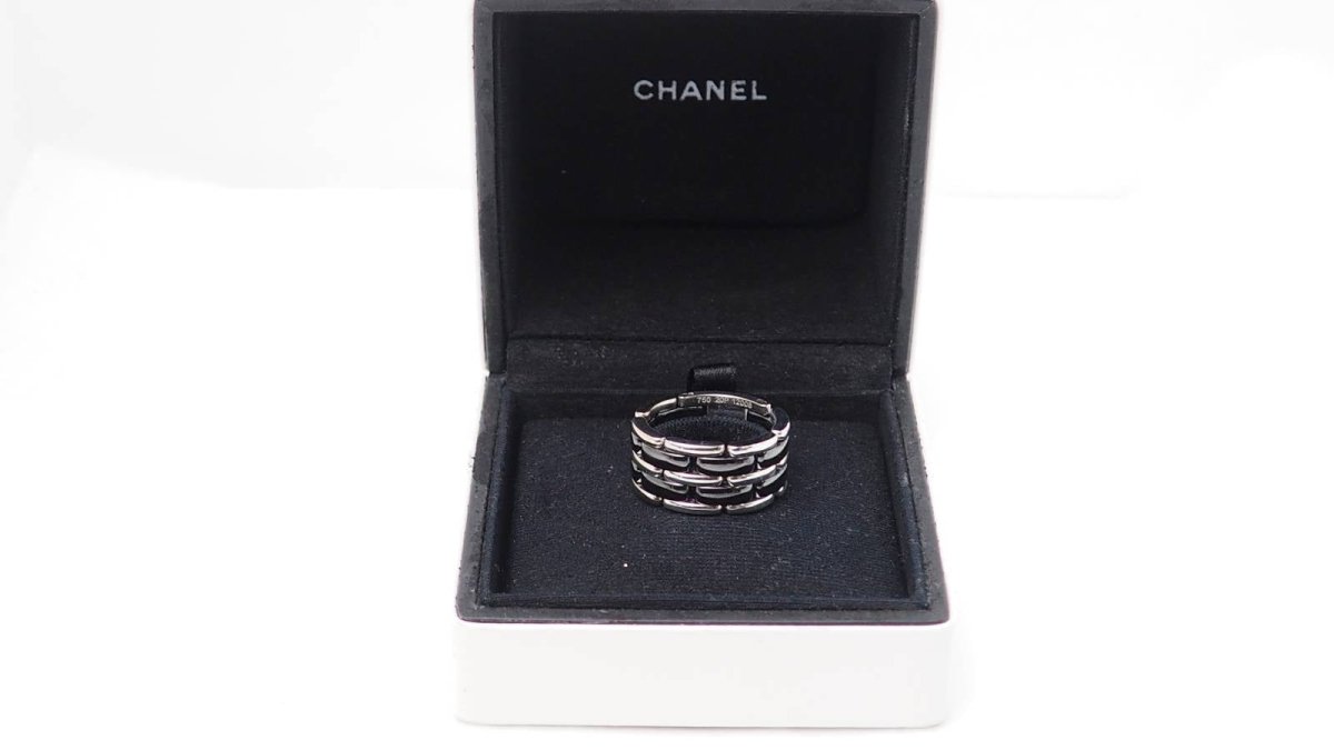Bague CHANEL Ultra souple en or blanc et céramique noire - Castafiore
