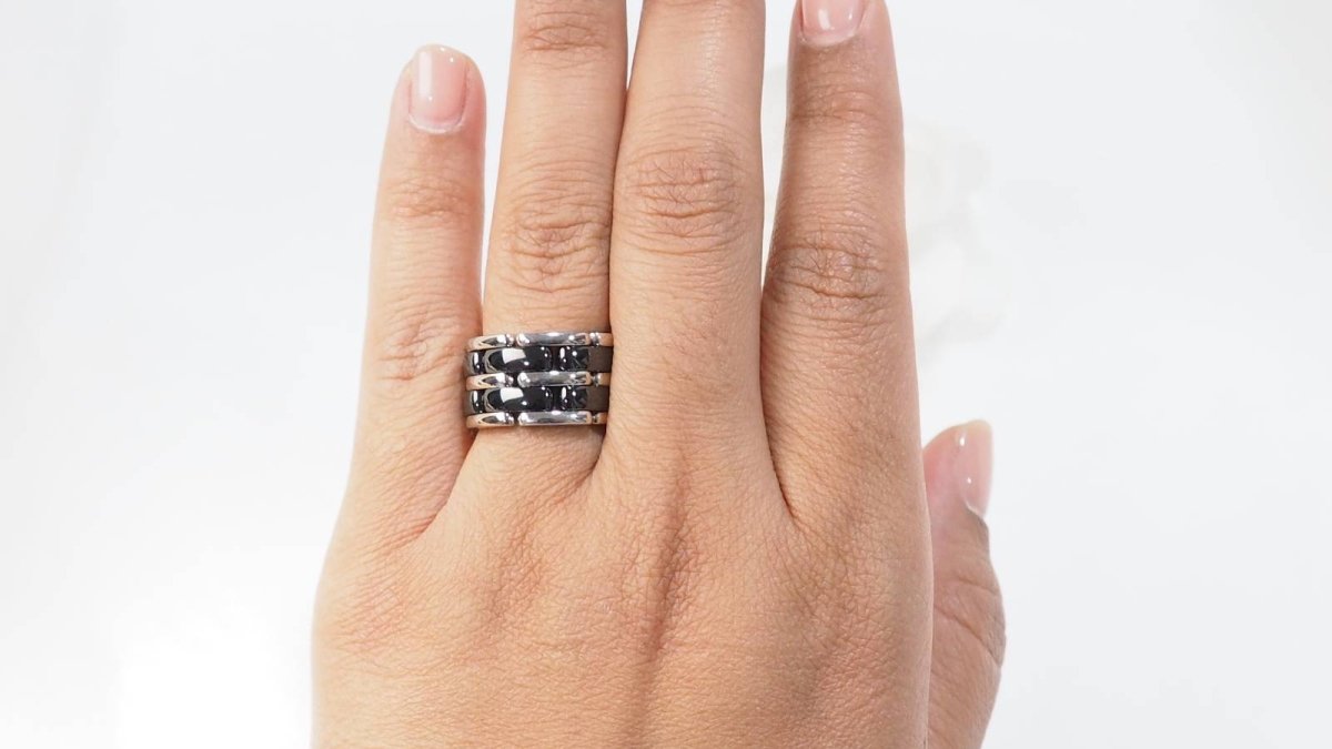 Bague CHANEL Ultra souple en or blanc et céramique noire - Castafiore