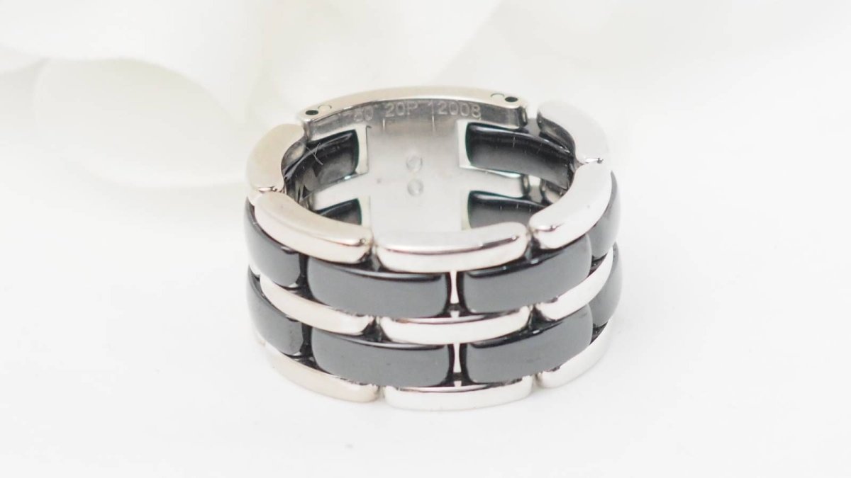 Bague CHANEL Ultra souple en or blanc et céramique noire - Castafiore