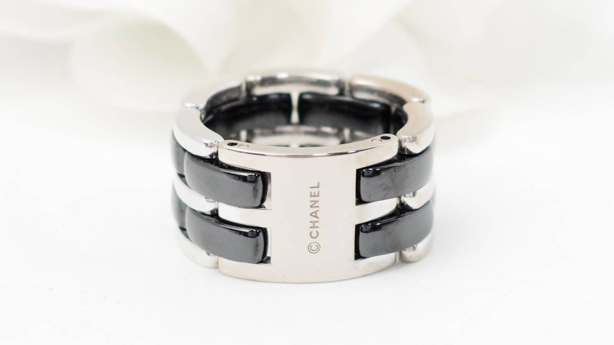 Bague CHANEL Ultra souple en or blanc et céramique noire - Castafiore