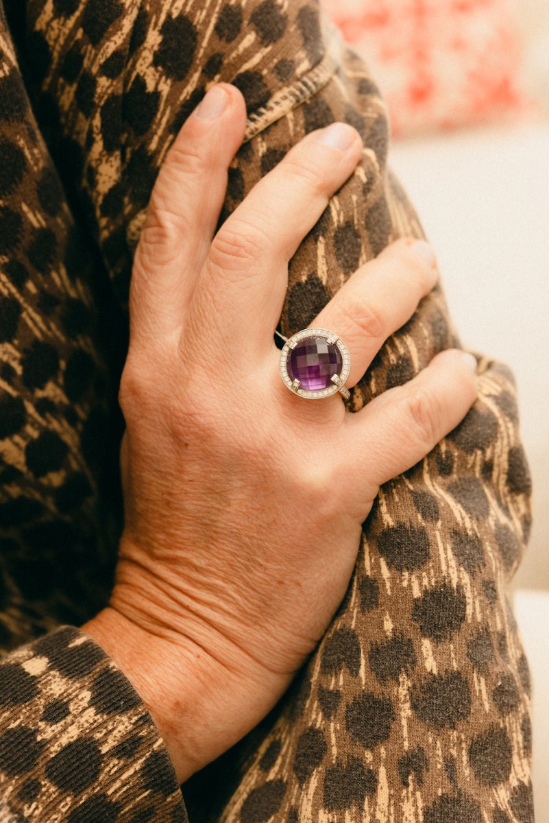 Bague CHAUMET "Attrape moi si tu m'aimes", "Galet" en or blanc, améthyste et diamants - Castafiore
