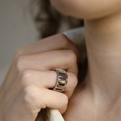 Bague Chaumet Class One en or gris 18k de 2005 avec diamants . Taille 53. Boite et papiers d'origine. - Castafiore