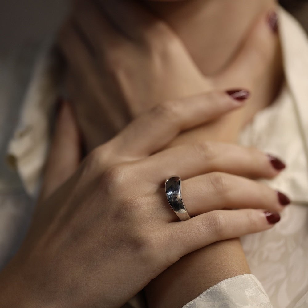Bague Chaumet Valse en or gris 18 Cts de 1995. Taille 54. Papiers d'origine. - Castafiore