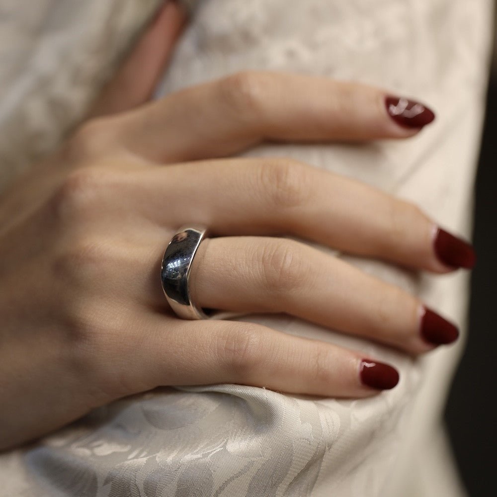 Bague Chaumet Valse en or gris 18 Cts de 1995. Taille 54. Papiers d'origine. - Castafiore