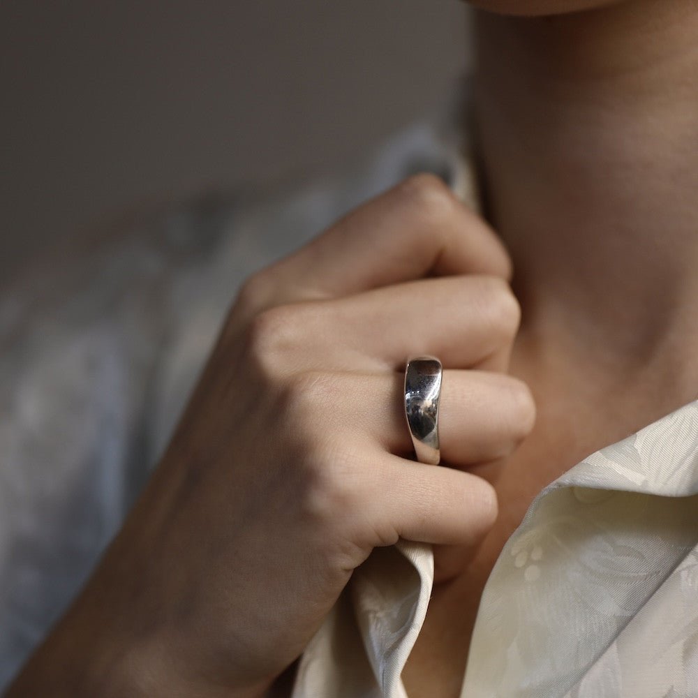 Bague Chaumet Valse en or gris 18 Cts de 1995. Taille 54. Papiers d'origine. - Castafiore