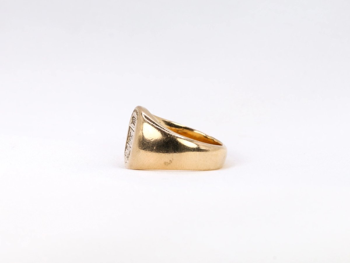 Bague chevalière ancienne en or et gravée aux armes du marquis d’Antin - Castafiore