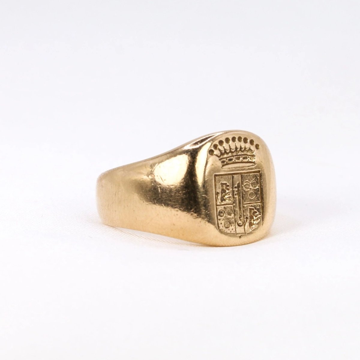 Bague chevalière ancienne en or et gravée aux armes du marquis d’Antin - Castafiore