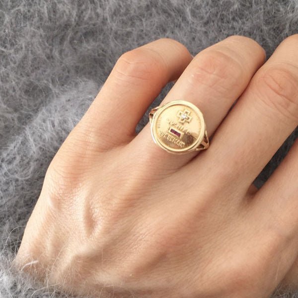 Bague Chevalière AUGIS en or jaune, rubis et diamant - Castafiore