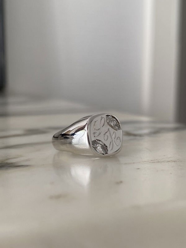 Bague chevalière en or blanc 18k et diamants - Castafiore