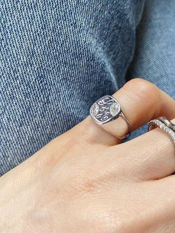 Bague chevalière en or blanc 18k et diamants - Castafiore