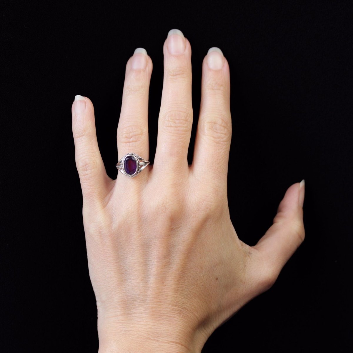 Bague Chevalière en or blanc et améthyste - Castafiore