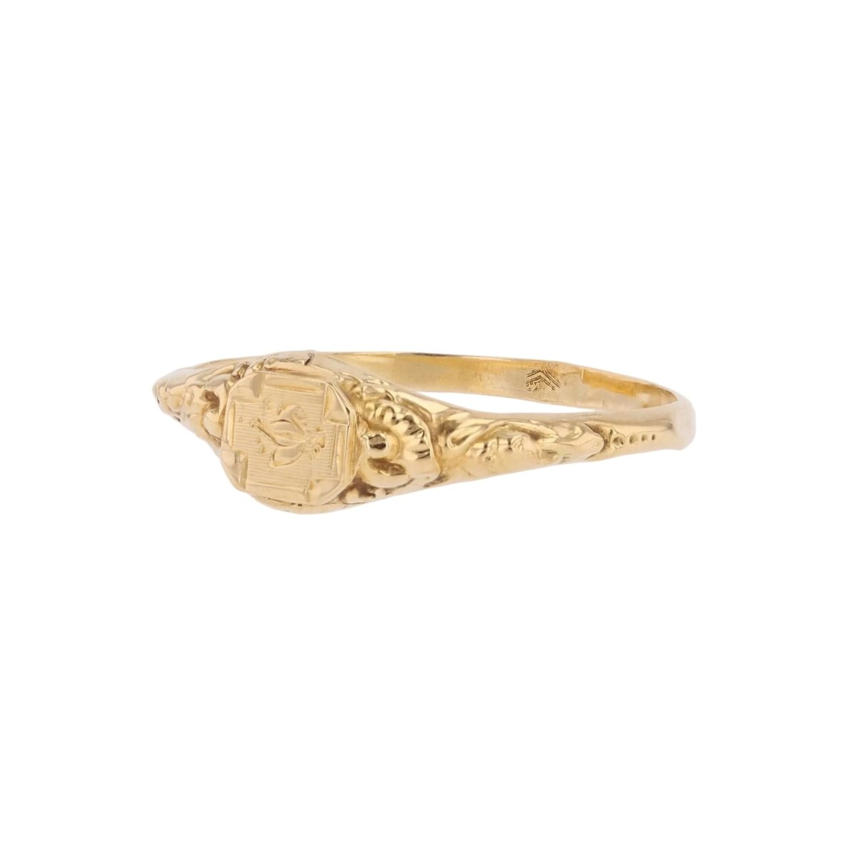 Antique signet ring yellow gold chiseled