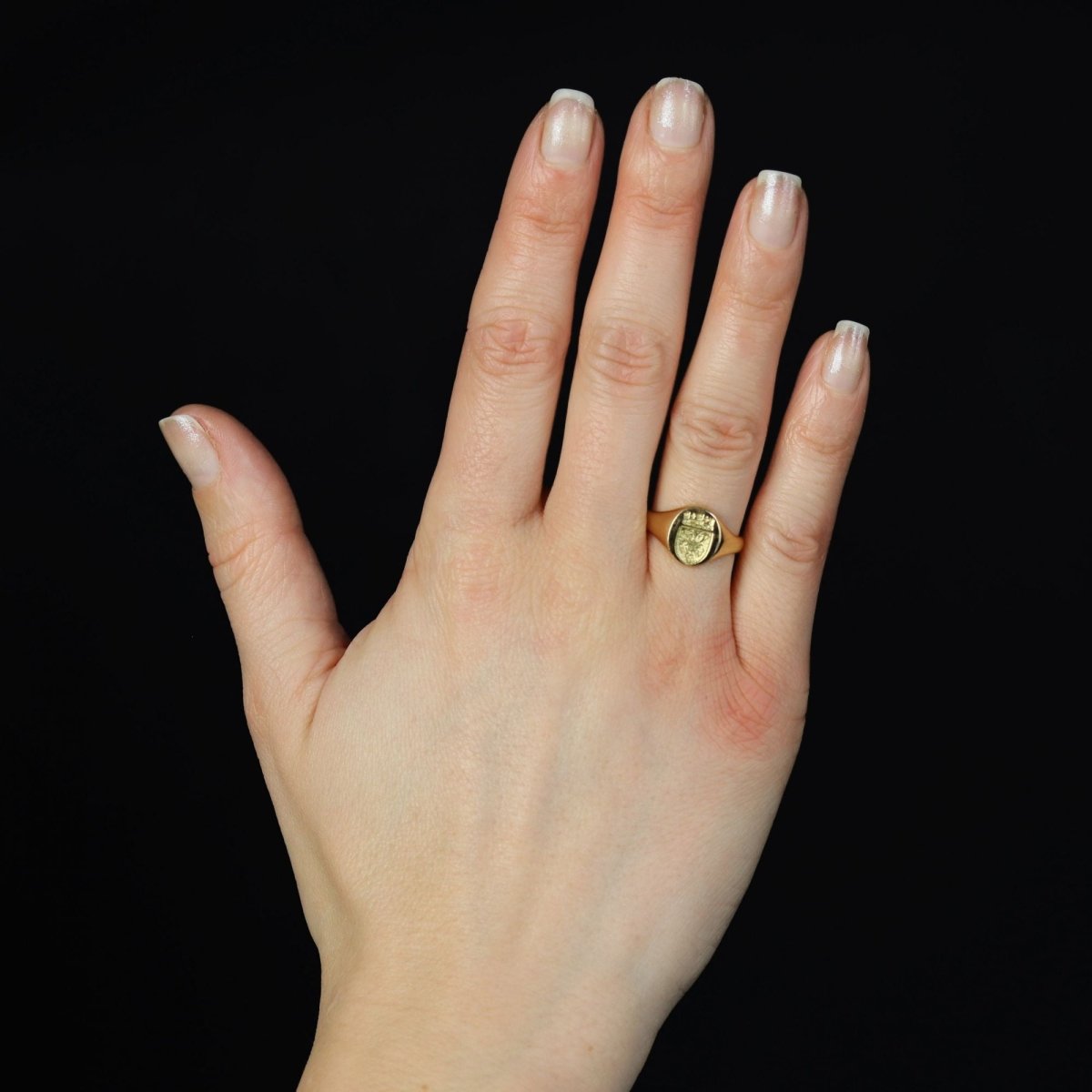 Women's signet ring yellow gold blazon
