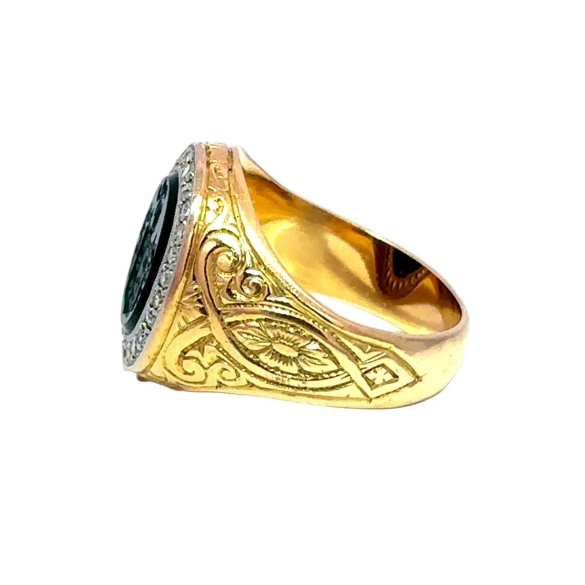 Bague Chevalière en or jaune, camée et diamants - Castafiore