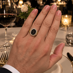 Bague Chevalière en or jaune, camée et diamants - Castafiore