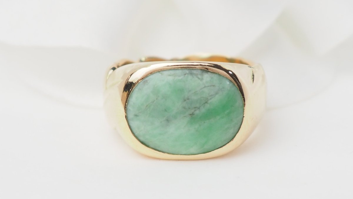 Bague chevalière en or jaune et cabochon jade - Castafiore