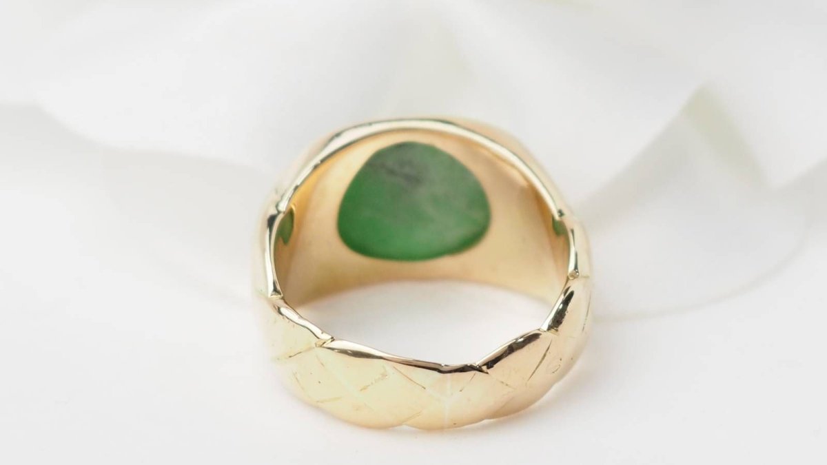 Bague chevalière en or jaune et cabochon jade - Castafiore