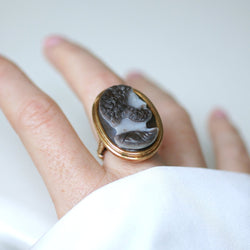 Bague Chevalière en or jaune et camée - Castafiore