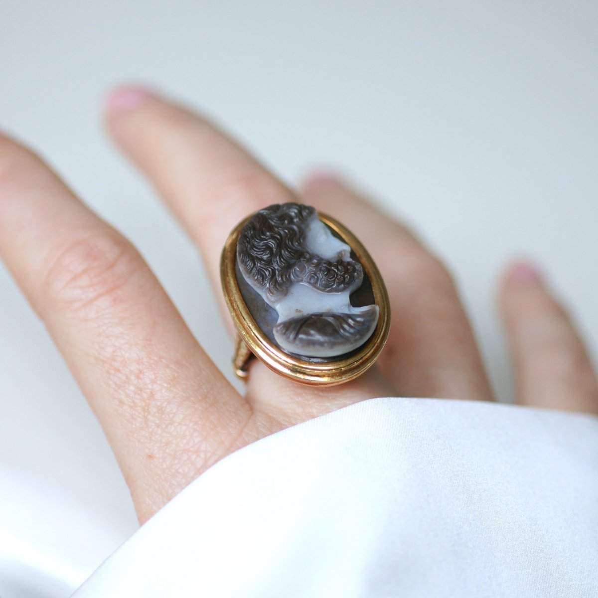 Bague Chevalière en or jaune et camée - Castafiore