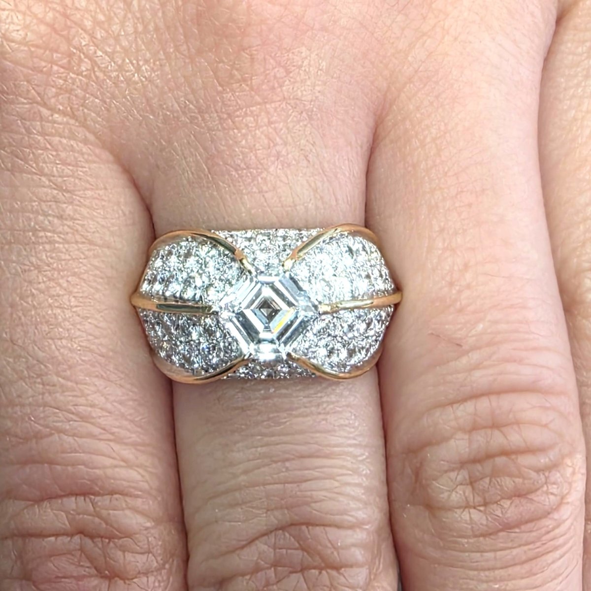 Bague Chevalière en or jaune et diamants - Castafiore