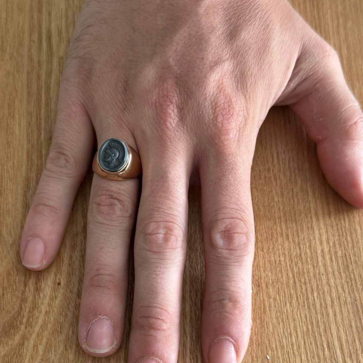 Bague Chevalière en or jaune et hématite - Castafiore