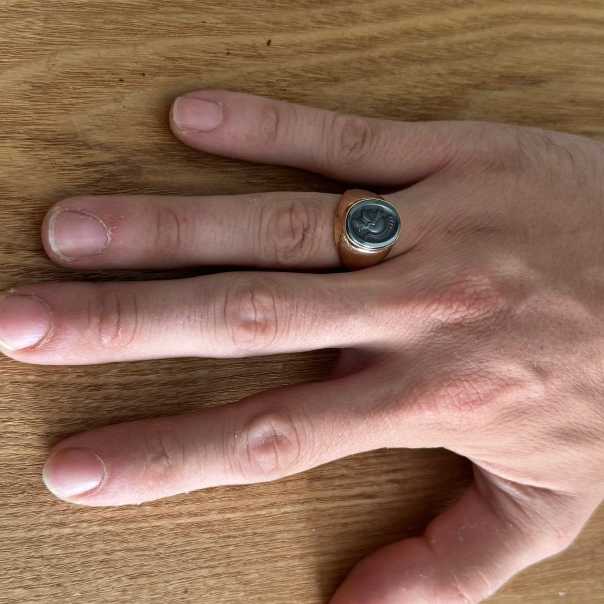 Bague Chevalière en or jaune et hématite - Castafiore