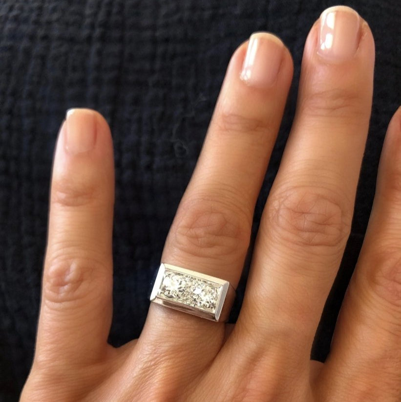 Bague chevaliere en platine ornée de 2 diamants - Castafiore