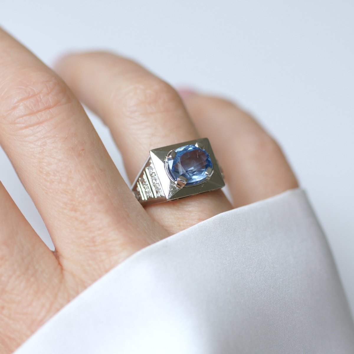 Bague Chevalière en platine, saphir et diamants - Castafiore