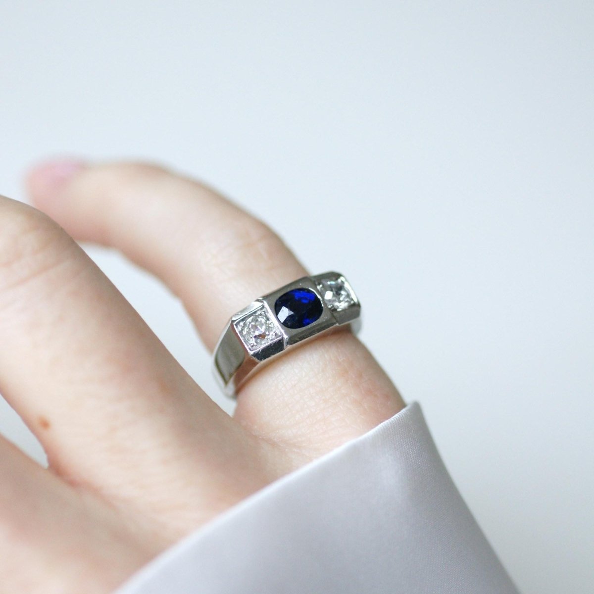 Bague Chevalière en platine, saphir, et diamants - Castafiore