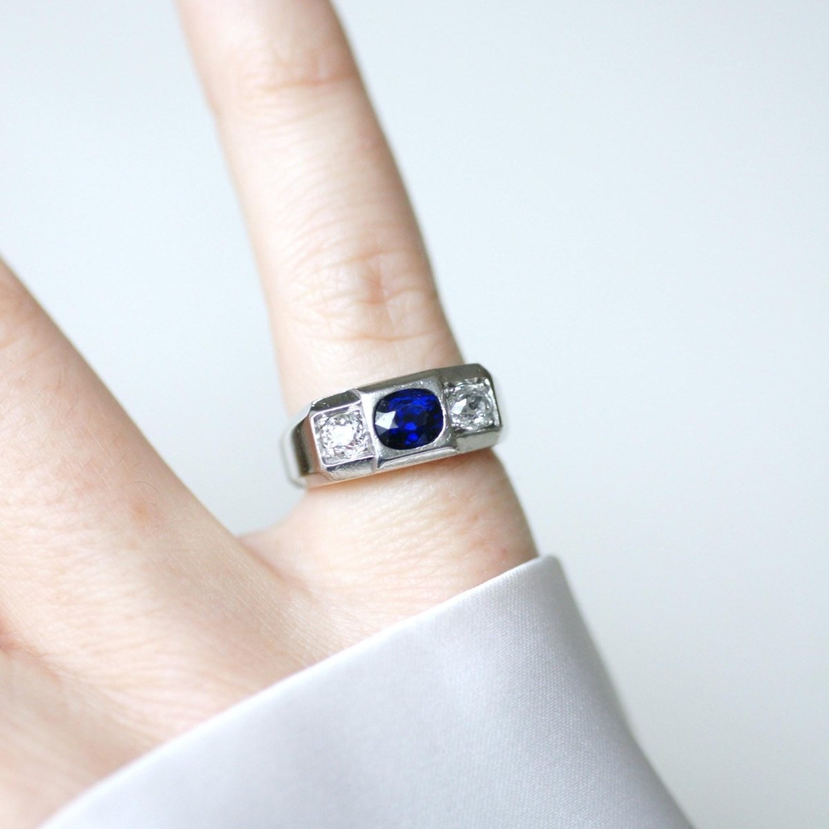 Bague Chevalière en platine, saphir, et diamants - Castafiore