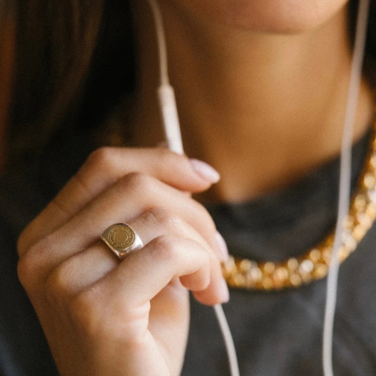 Bague Chevalière HERMÈS "Clou de selle" en argent et or jaune - Castafiore