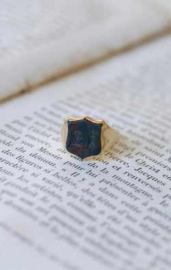 Bague Chevalière Intaille Jaspe Sanguin Or Jaune - Castafiore