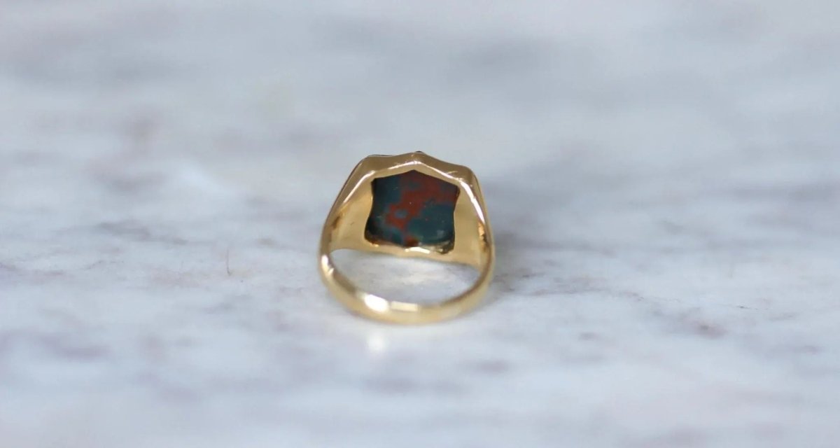 Bague Chevalière Intaille Jaspe Sanguin Or Jaune - Castafiore