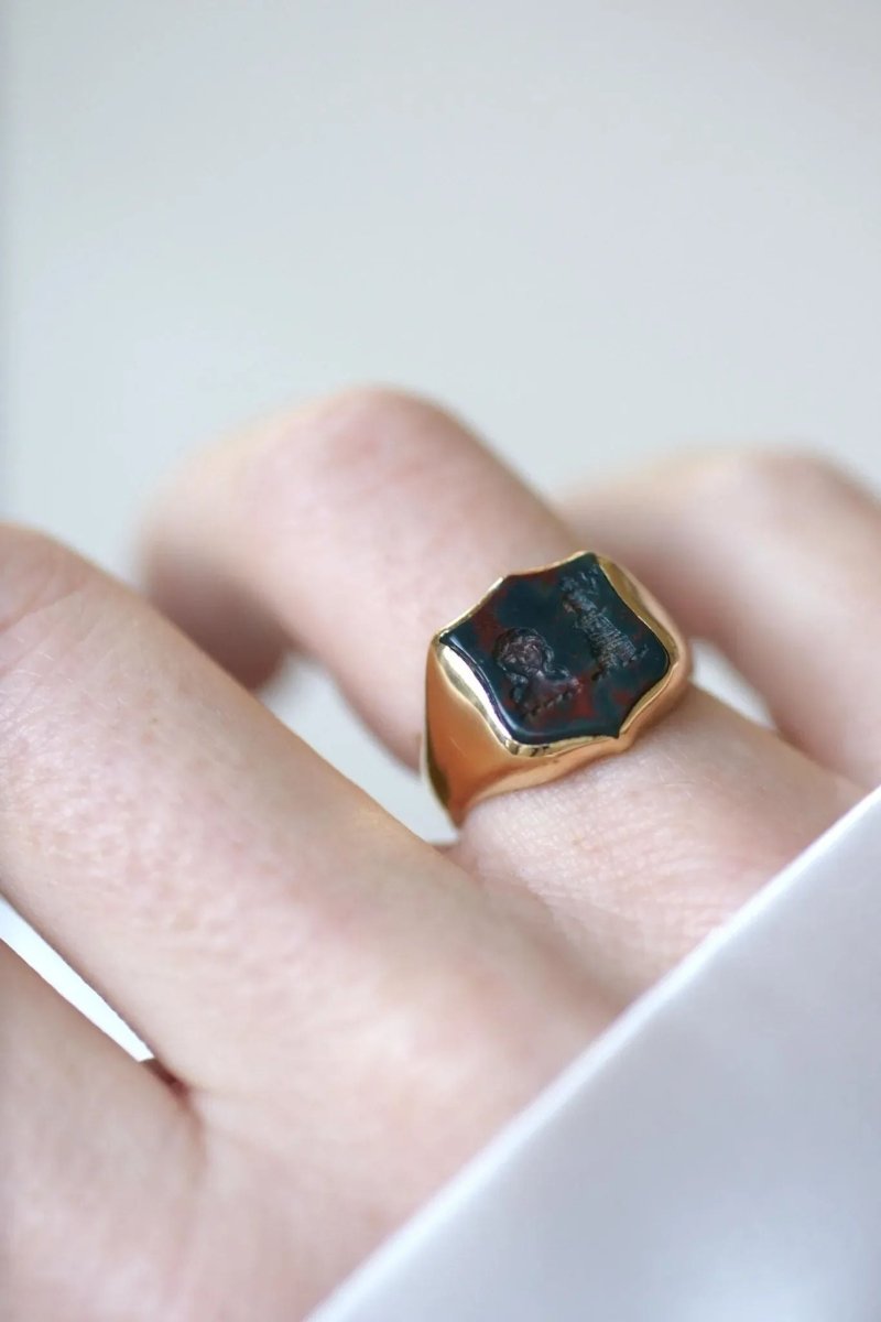 Bague Chevalière Intaille Jaspe Sanguin Or Jaune - Castafiore
