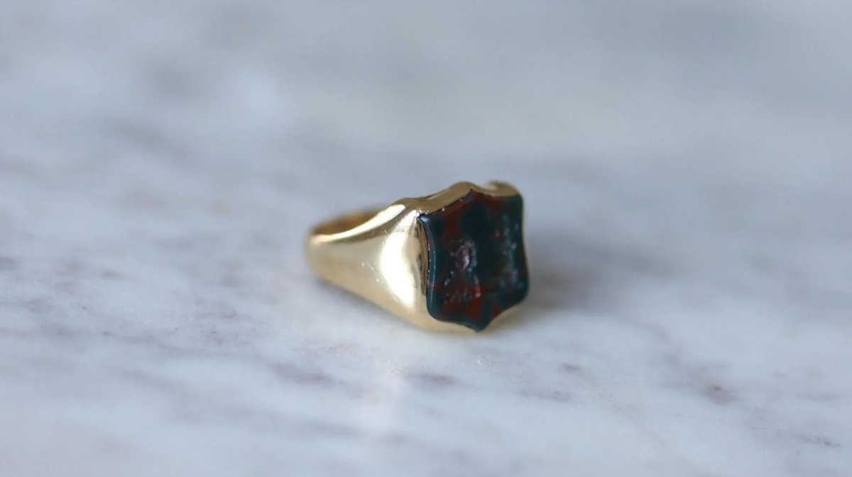 Bague Chevalière Intaille Jaspe Sanguin Or Jaune - Castafiore