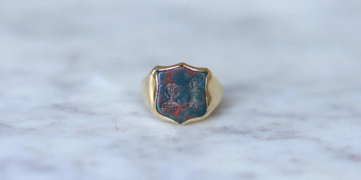 Bague Chevalière Intaille Jaspe Sanguin Or Jaune - Castafiore