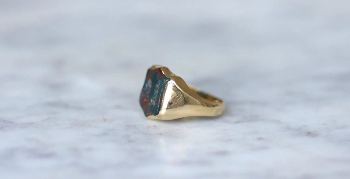 Bague Chevalière Intaille Jaspe Sanguin Or Jaune - Castafiore